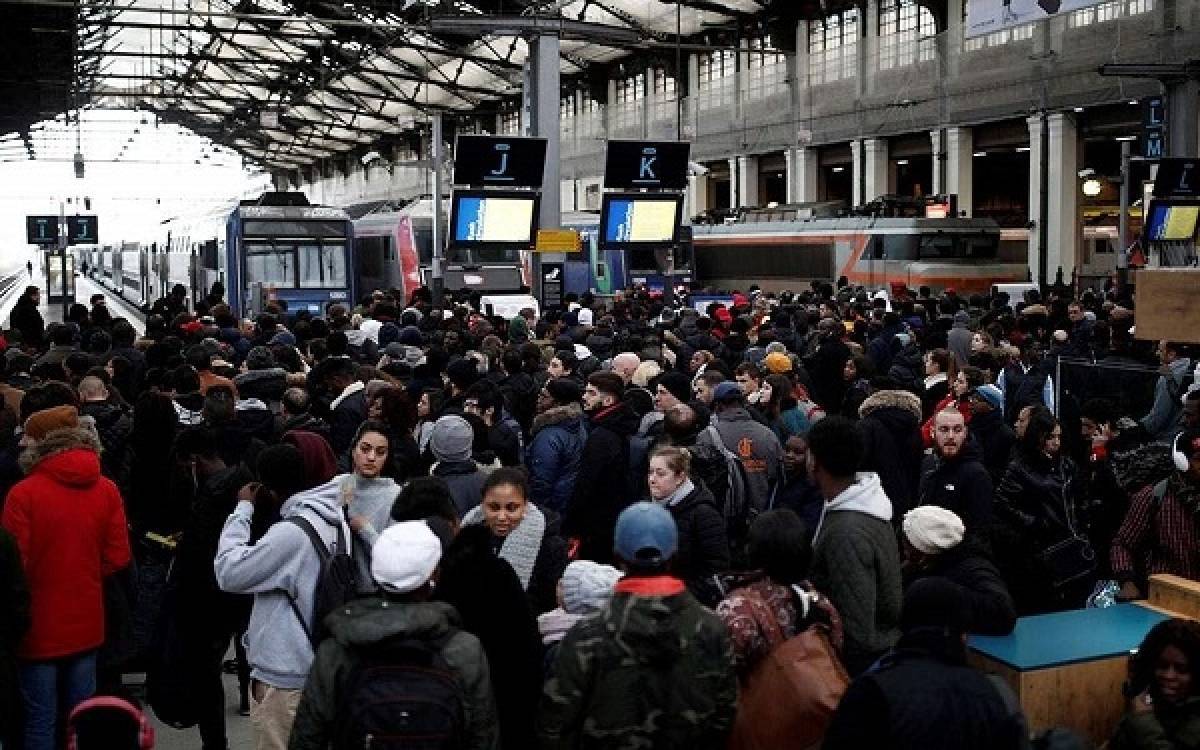Στους δρόμους ξανά οι Γάλλοι για το συνταξιοδοτικό