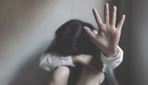 Γραμμή SOS 15900: 4.700 κλήσεις για περιστατικά βίας κατά γυναικών