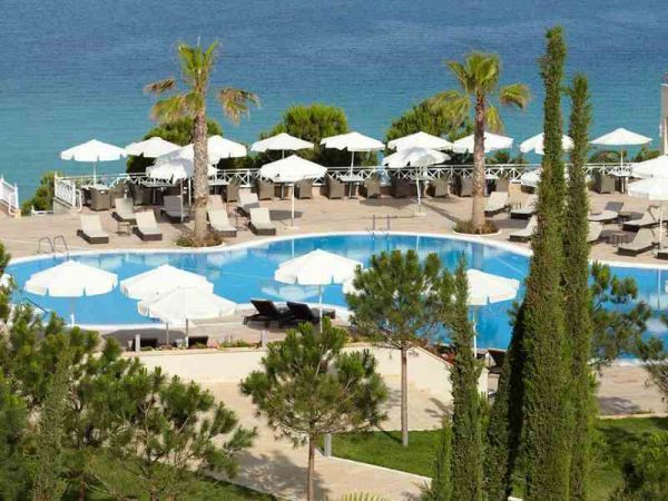 Μετ&#039; ελληνικών και ρωσικών...Βαΐων και Κλάδων τα εγκαίνια πολυτελούς ξενοδοχείου στη Χαλκιδική