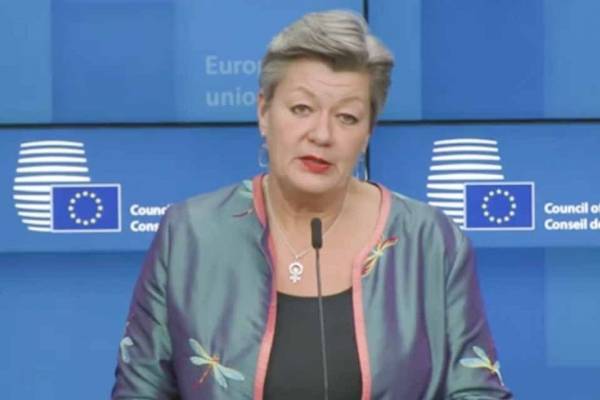 Κομισιόν: Με... διαβουλεύσεις «προστατεύει» τα ελληνοτουρκικά σύνορα