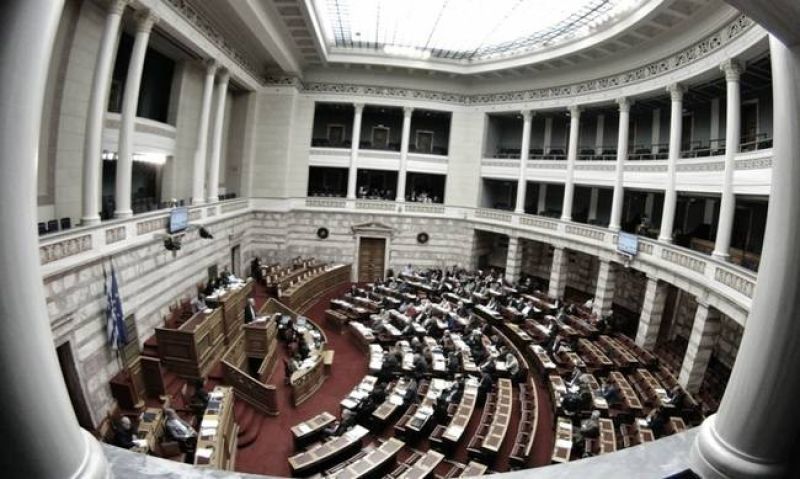 Προαπαιτούμενα-LIVE: Σε εξέλιξη η συζήτηση στη Βουλή