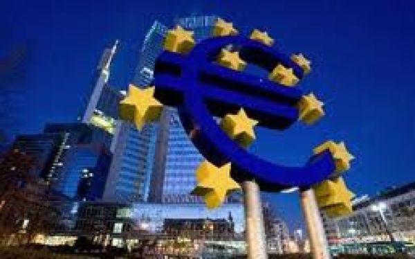 Σε χαμηλό οκταμήνου το ευρώ