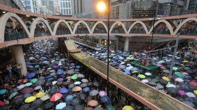 Διαδηλώσεις στο Χονγκ Κονγκ παρά την καταρρακτώδη βροχή