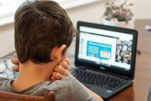 Έρευνα: Ένα στα δυο παιδιά συνομιλεί με αγνώστους μέσω διαδικτύου