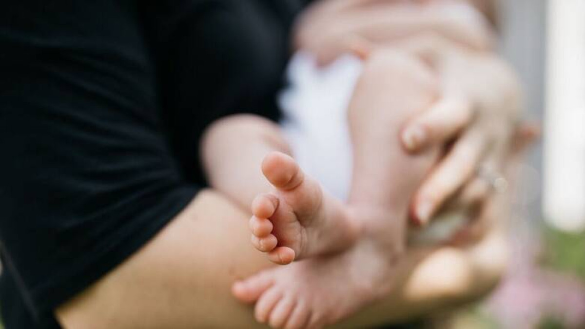 Κύκλωμα παράνομων υιοθεσιών: 73χρονος γιατρός ο αρχηγός- 9 συλλήψεις