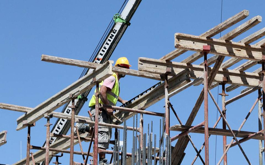 Καύσωνας: Υποχρεωτική παύση εργασιών σε υπαίθριες δραστηριότητες και τηλεργασία
