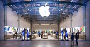Η Apple ανοίγει από βδομάδα τα καταστήματα στις ΗΠΑ