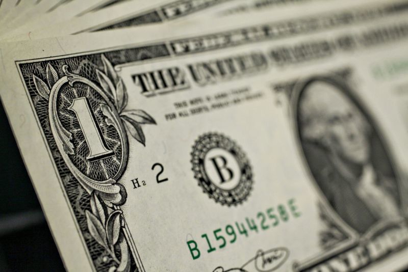Forex: "Restart" στο ράλι δολαρίου - Ανακτά έδαφος η στερλίνα
