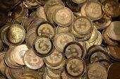 Απογειώνεται το bitcoin- Ξεπέρασε και τα 1.700 δολάρια