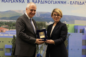Τελετή παράδοσης χρημάτων από τη KYKNOS στο Σωματείο ΕΛΠΙΔΑ