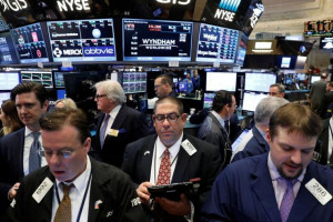 Μεικτά πρόσημα στη Wall Street- «Βαρίδια» πληθωρισμός και τραπεζικά αποτελέσματα
