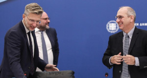 Ο Άκης Σκέρτσος νέος κυβερνητικός εκπρόσωπος-Ο «αποχαιρετιστήριος» λόγος του Οικονόμου