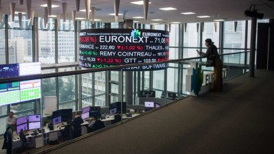 Αμερικανικά «βαρίδια» κράτησαν στάσιμες τις ευρωαγορές