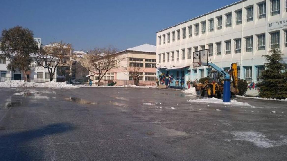 Λάρισα: Εκκένωση δύο σχολείων μετά από ψευδή απειλή για βόμβα
