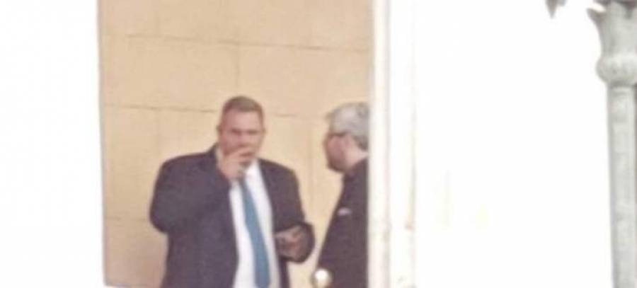 Ο Καμμένος... χαλαρώνει με ουίσκι στο περιστύλιο της Βουλής