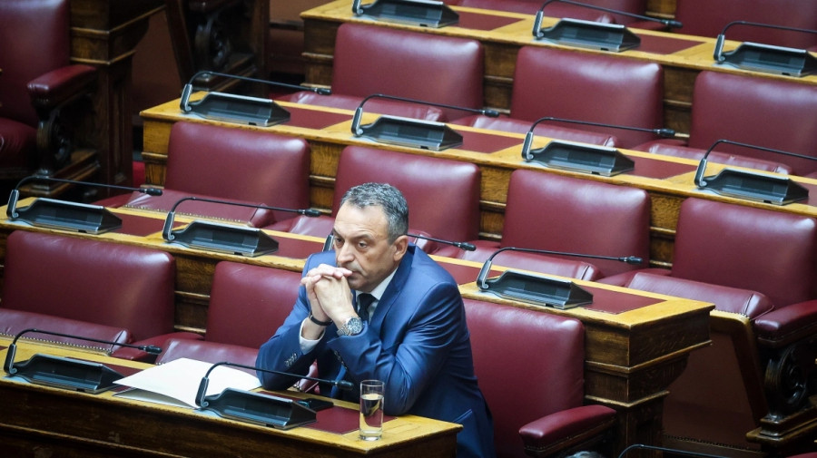Ο Στίγκας μόνος, ο Κασιδιάρης «παρών» στη Βουλή