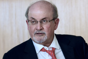 Ιράν: Ο Σαλμάν Ρούσντι φταίει που τον μαχαίρωσαν