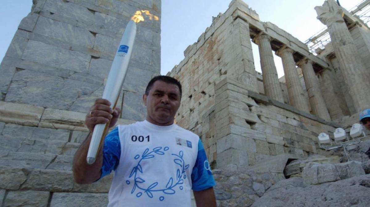 Απεβίωσε ο Μπάμπης Χολίδης