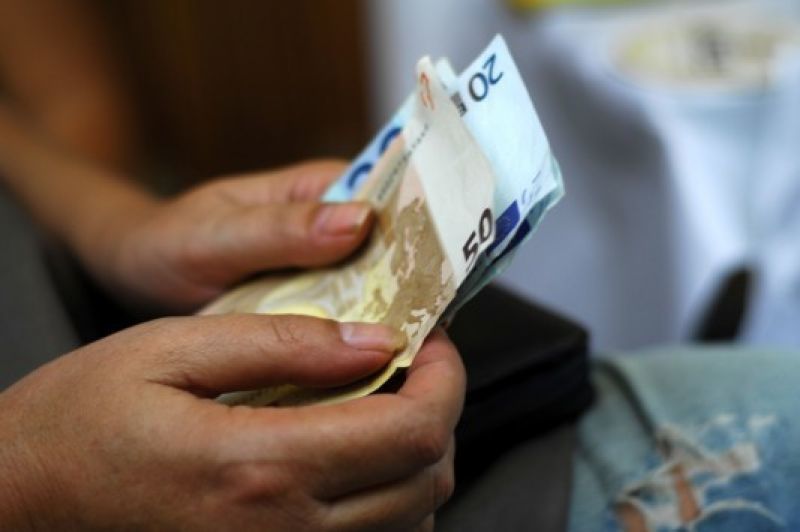ΕΛΣΤΑΤ: Επιβράδυνση αποπληθωρισμού στο 2,1% το Μάρτιο
