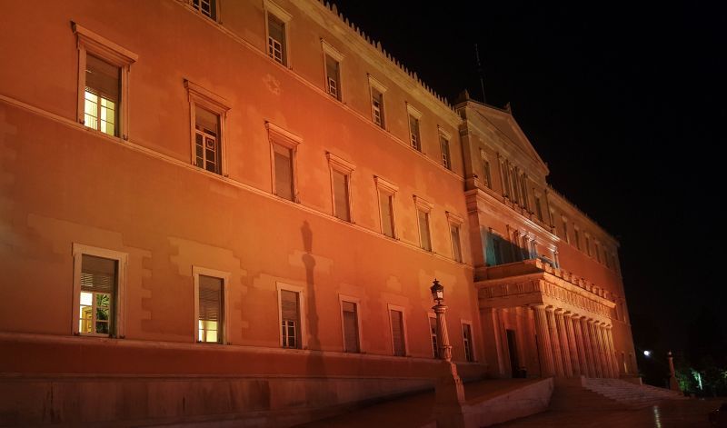 Βουλή: Στα πορτοκαλί αύριο, ενάντια στη βία κατά των γυναικών