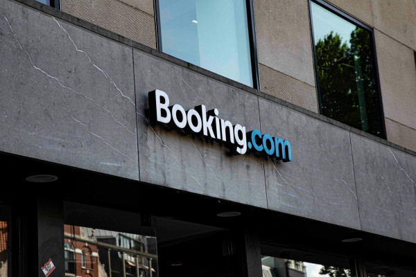 Booking.com: Νέα μέτρα διαφάνειας εν μέσω έρευνας της Επιτροπής Ανταγωνισμού