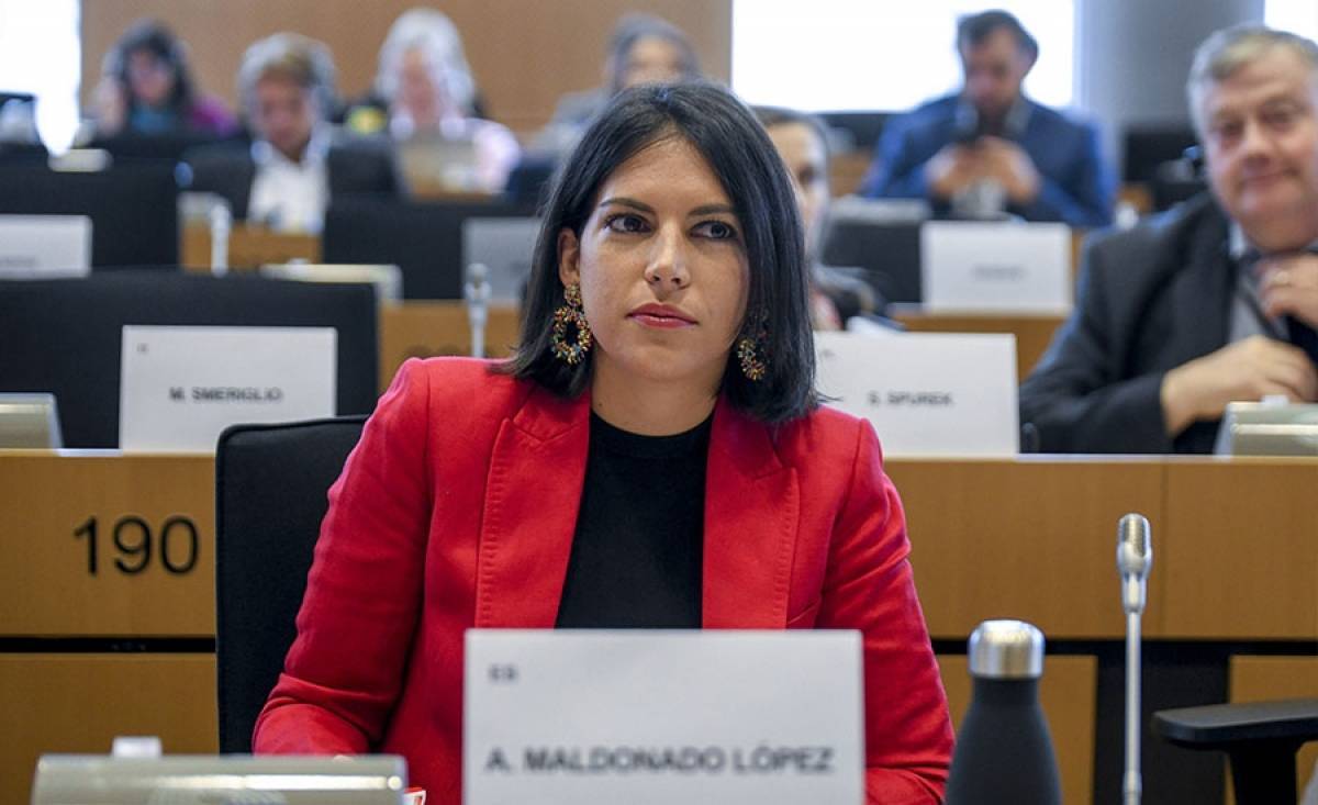 Ισπανίδα ευρωβουλευτής αποκαλύπτει την «κομπίνα» με τις ακατάλληλες μάσκες!