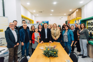 Δήμος Αθηναίων: Τρεις μονογονεϊκές οικογένειες θα λάβουν δωρεάν ηλεκτρικό ρεύμα για 22 χρόνια
