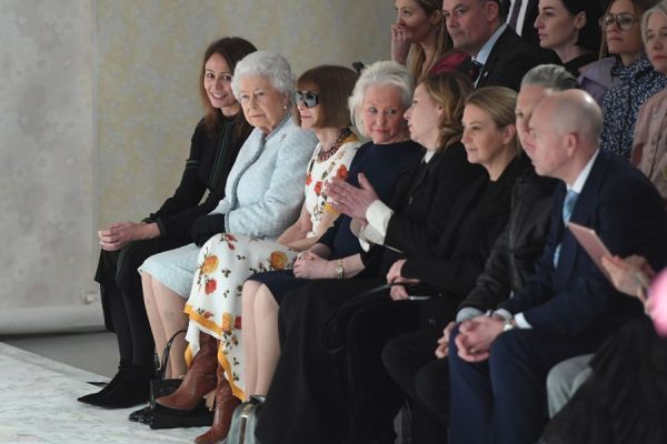 Η Βασίλισσα Ελισάβετ στην εβδομάδα μόδας στο Λονδίνο