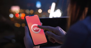 «Panic Button» σε κάθε ενήλικο θύμα ενδοοικογενειακής βίας