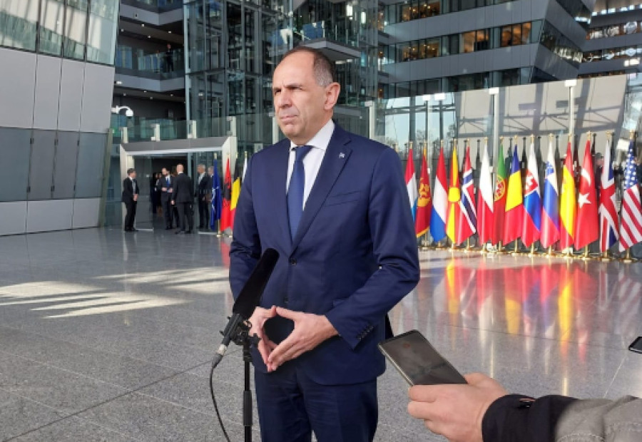 Γεραπετρίτης: Καλωσορίζει την ανθρωπιστική εκεχειρία στη Μέση Ανατολή-Μήνυμα από Βρυξέλλες