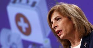 Κορονοϊός: Η ΕΕ υπογράφει συμβόλαιο για 300 εκατ. δόσεις εμβολίου