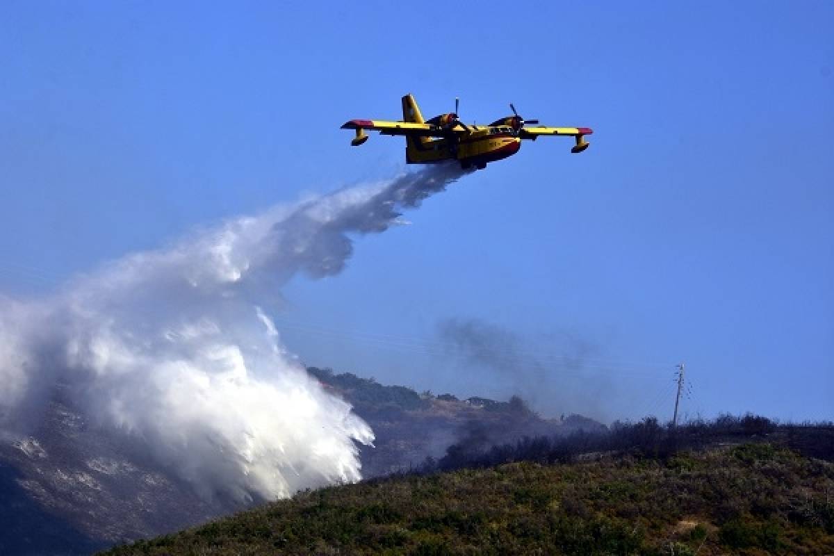 Βελτιωμένη εικόνα στα πύρινα μέτωπα σε Ζάκυνθο και Λουτράκι