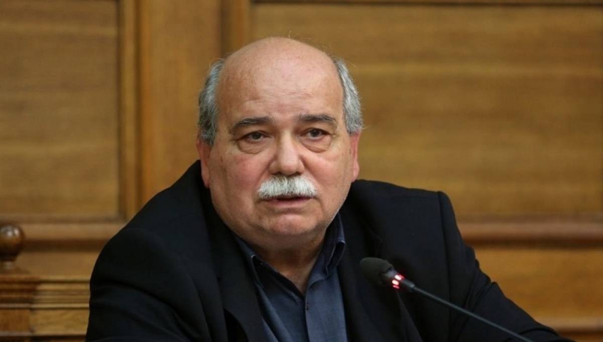 Στον «πάγο» οι μετατάξεις στη Βουλή