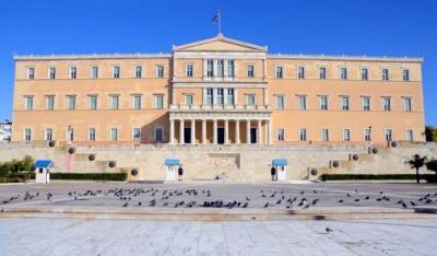 Bloomberg: Κλονίζεται η ελληνική κυβέρνηση λόγω της Συμφωνίας των Πρεσπών