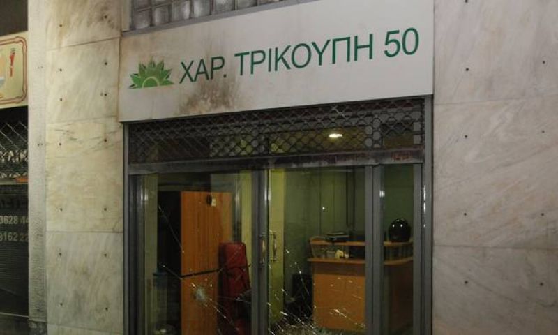 Νέα επίθεση στα γραφεία του ΠΑΣΟΚ με 20 μολότοφ