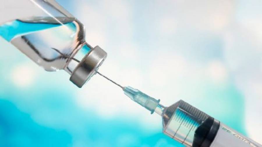 Σελφ τεστ και εμβόλια για να ανοίξει η οικονομία