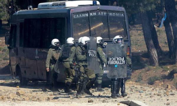 Νέες σκηνές αναστάτωσης στην Μόρια - Συγκρούσεις ΜΑΤ με μετανάστες