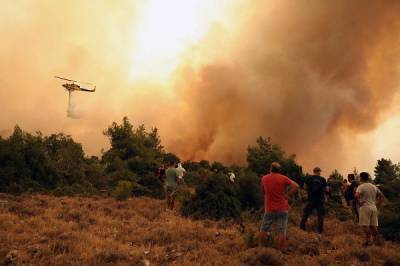 Φωτιά στα Βίλια: Τα τρία κύρια μέτωπα-Νέες εκκενώσεις οικισμών