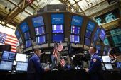 Wall Street: Ράλι με ώθηση από Κίνα και facebook