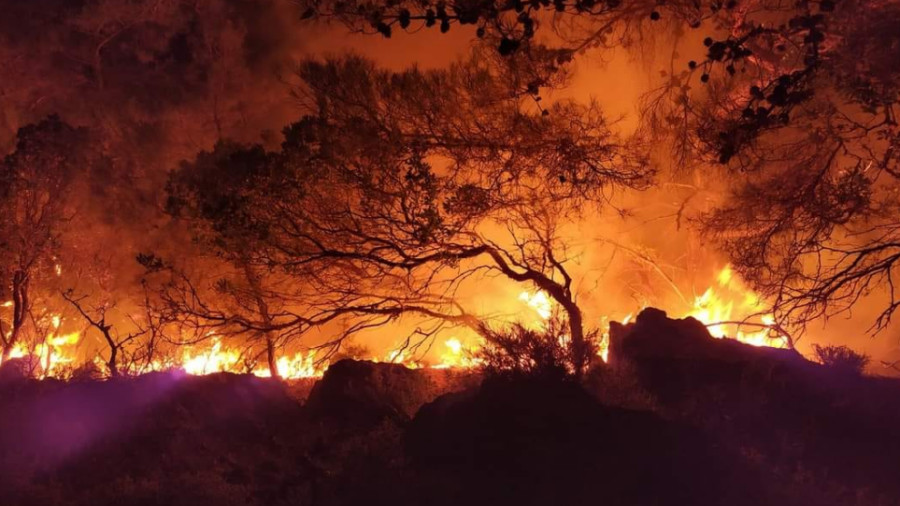 Ρόδος: Εκτός ελέγχου η φωτιά- Μηνύματα 112 για εκκενώσεις περιοχών