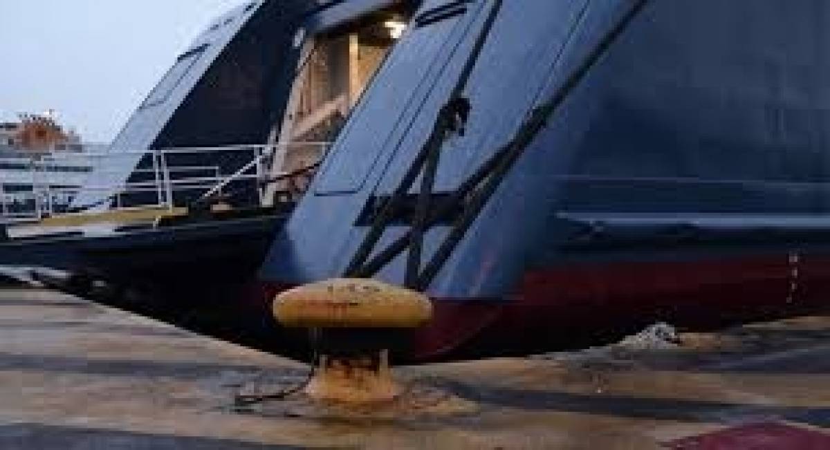 Αρματαγωγά πλοία φιλοξενούν αιτούντες άσυλο σε Μυτιλήνη και Σάμο
