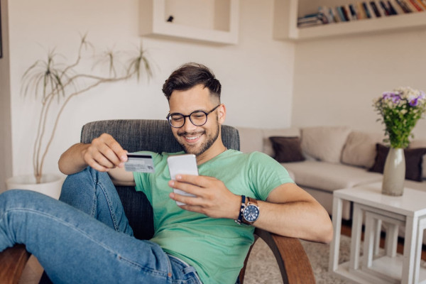 Visa: Συμβουλές για ασφαλείς συναλλαγές ενόψει των εορταστικών αγορών