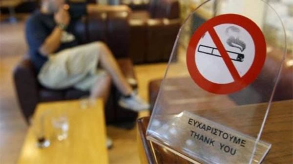 Ξεκίνησαν οι αντιδράσεις από καφέ και μπαρ για τον αντικαπνιστικό