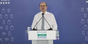 Χατζηδάκης: Τέλος στα πλαστικά μιας χρήσης από τον επόμενο Ιούλιο