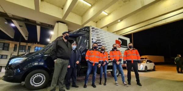 Έφτασαν στην Αθήνα τα πρώτα εμβόλια των Pfizer/BioNTech