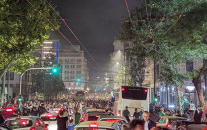 Η χαρά έβγαλε τον κόσμο έξω στον δρόμο- Κι αυτό δεν έχει τίποτα το κακό