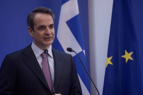 Handelsblatt: Ο Μητσοτάκης μειώνει τους φόρους και ελπίζει στους τουρίστες