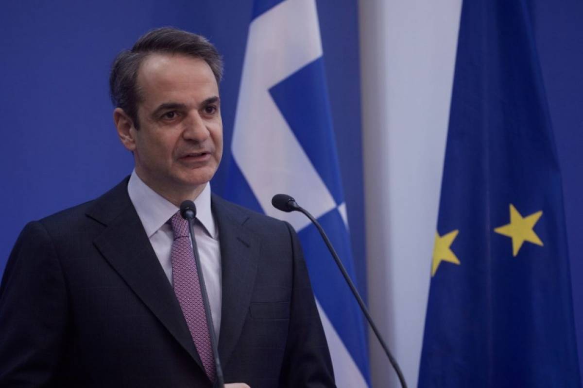 Handelsblatt: Ο Μητσοτάκης μειώνει τους φόρους και ελπίζει στους τουρίστες