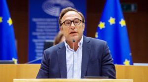 Κόκκαλης: H κυβέρνηση χαρίζει τον Αιγιαλό