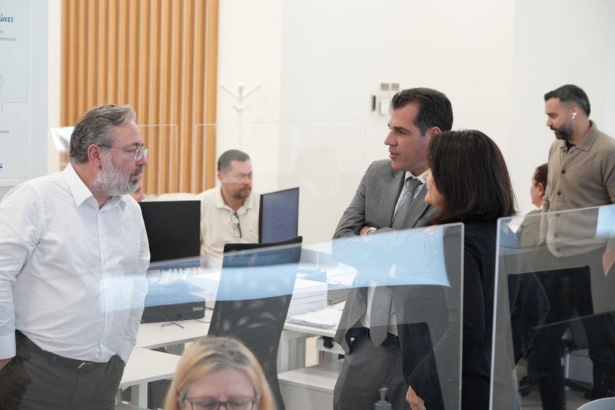 Επίσκεψη Θάνου Πλεύρη στο Κέντρο Λήψης Βιομετρικών Δεδομένων Πειραιά